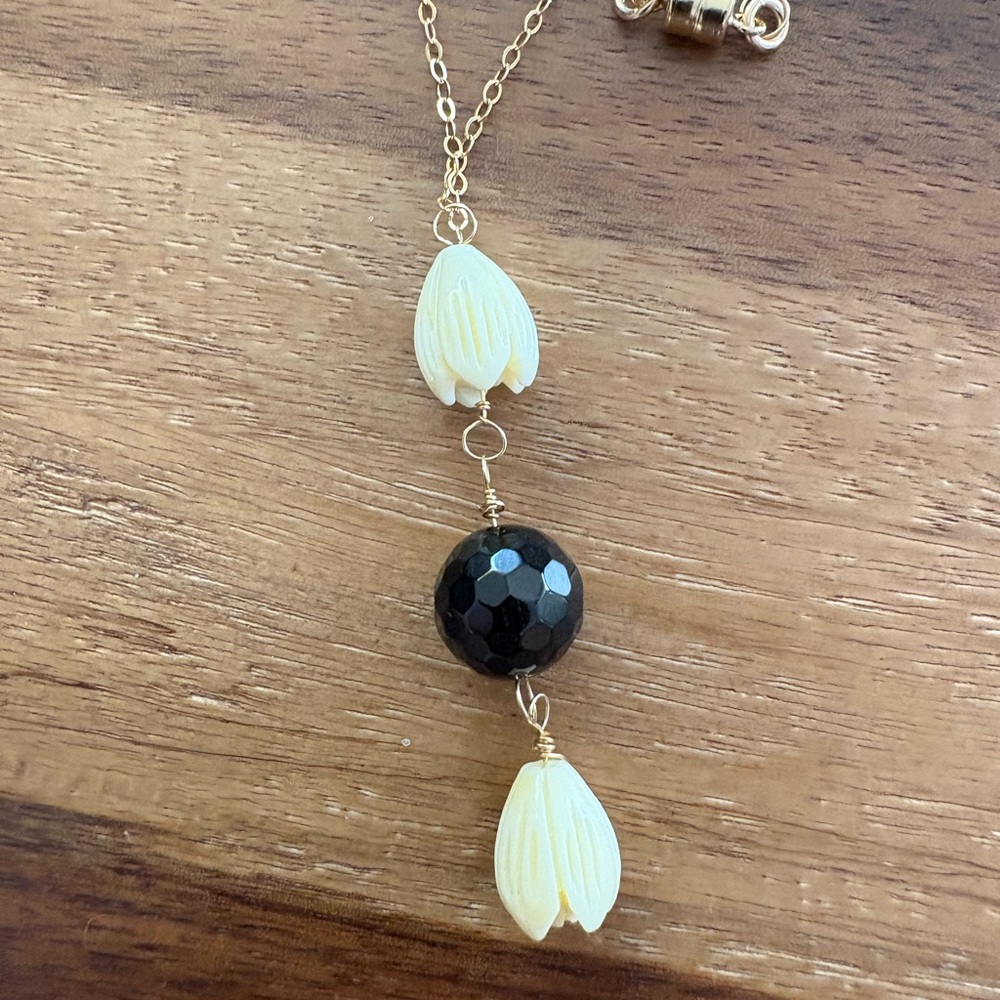 Elegant Gold and Black Pendant Necklace
